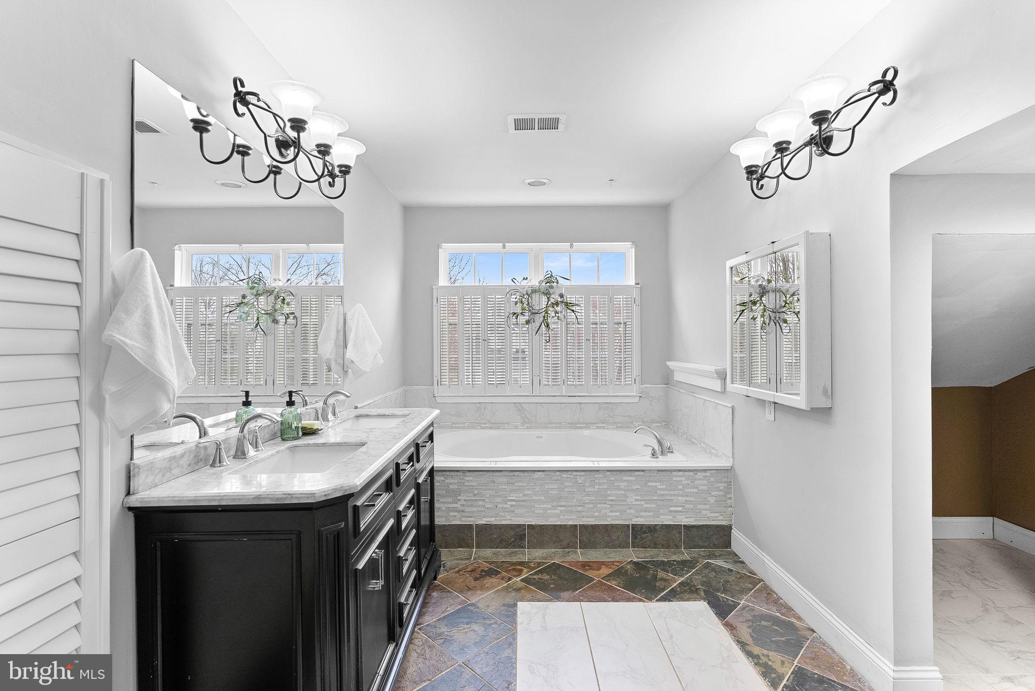 ROUND HILL - Residential