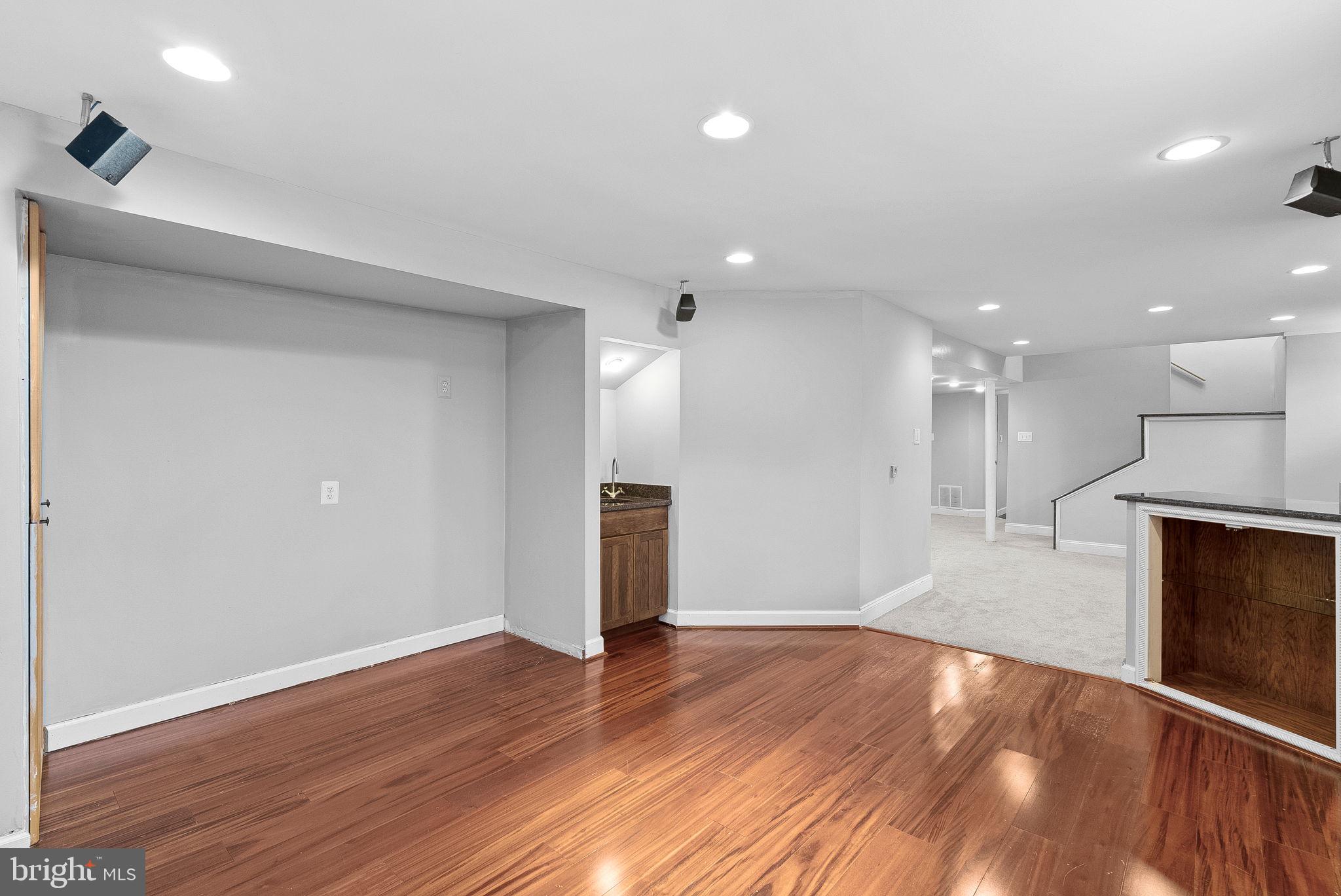 ROUND HILL - Residential