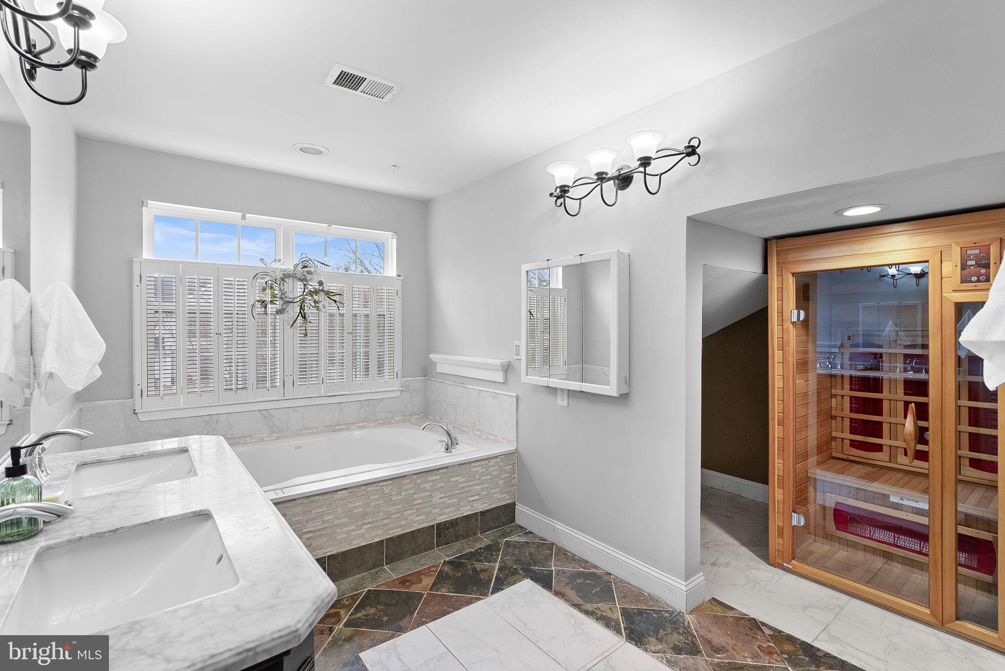 ROUND HILL - Residential