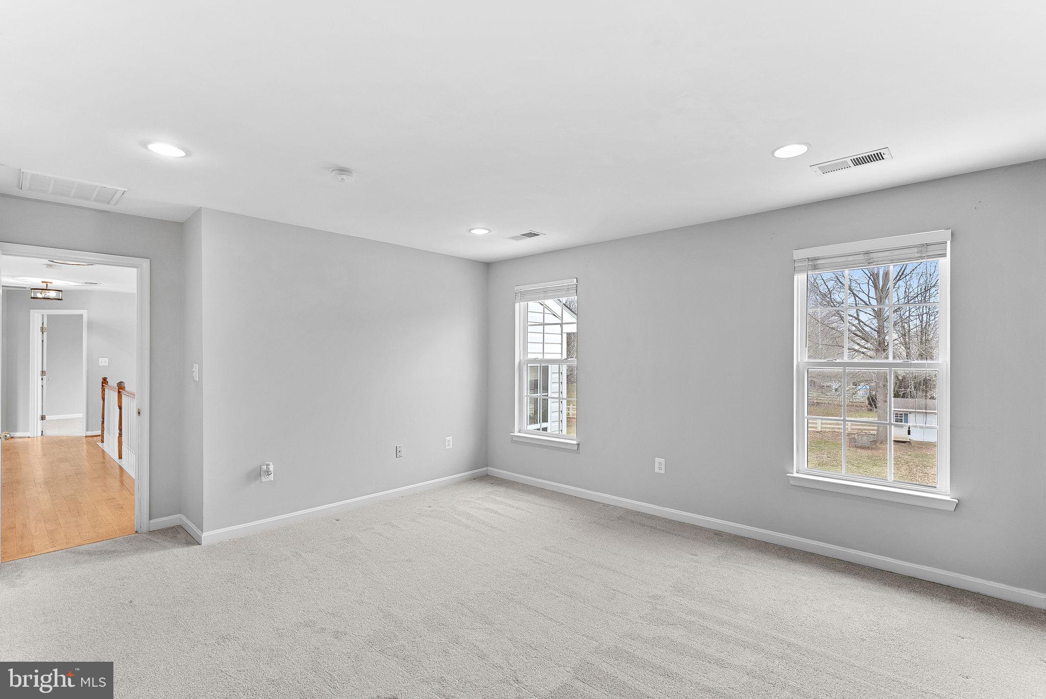 ROUND HILL - Residential