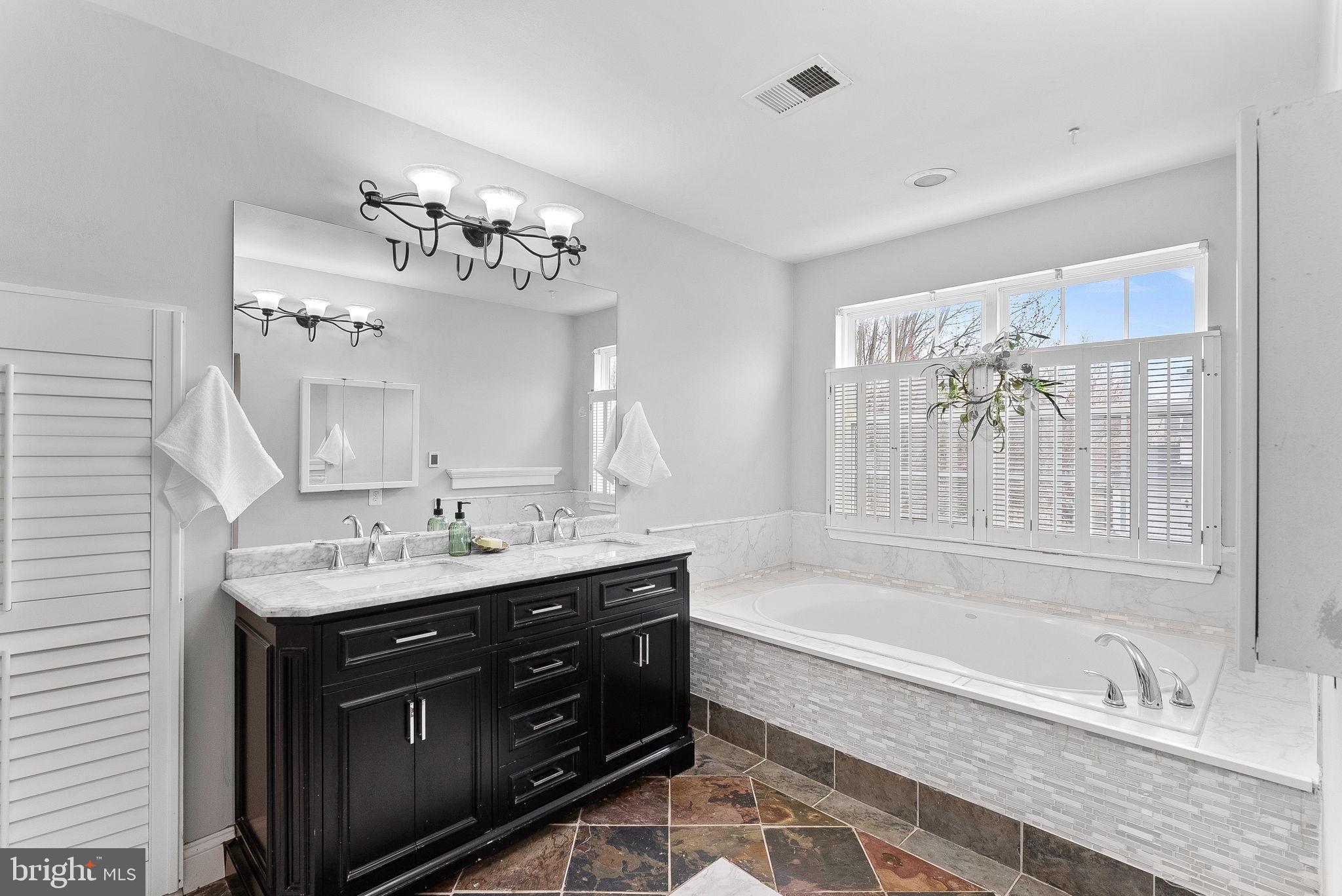 ROUND HILL - Residential