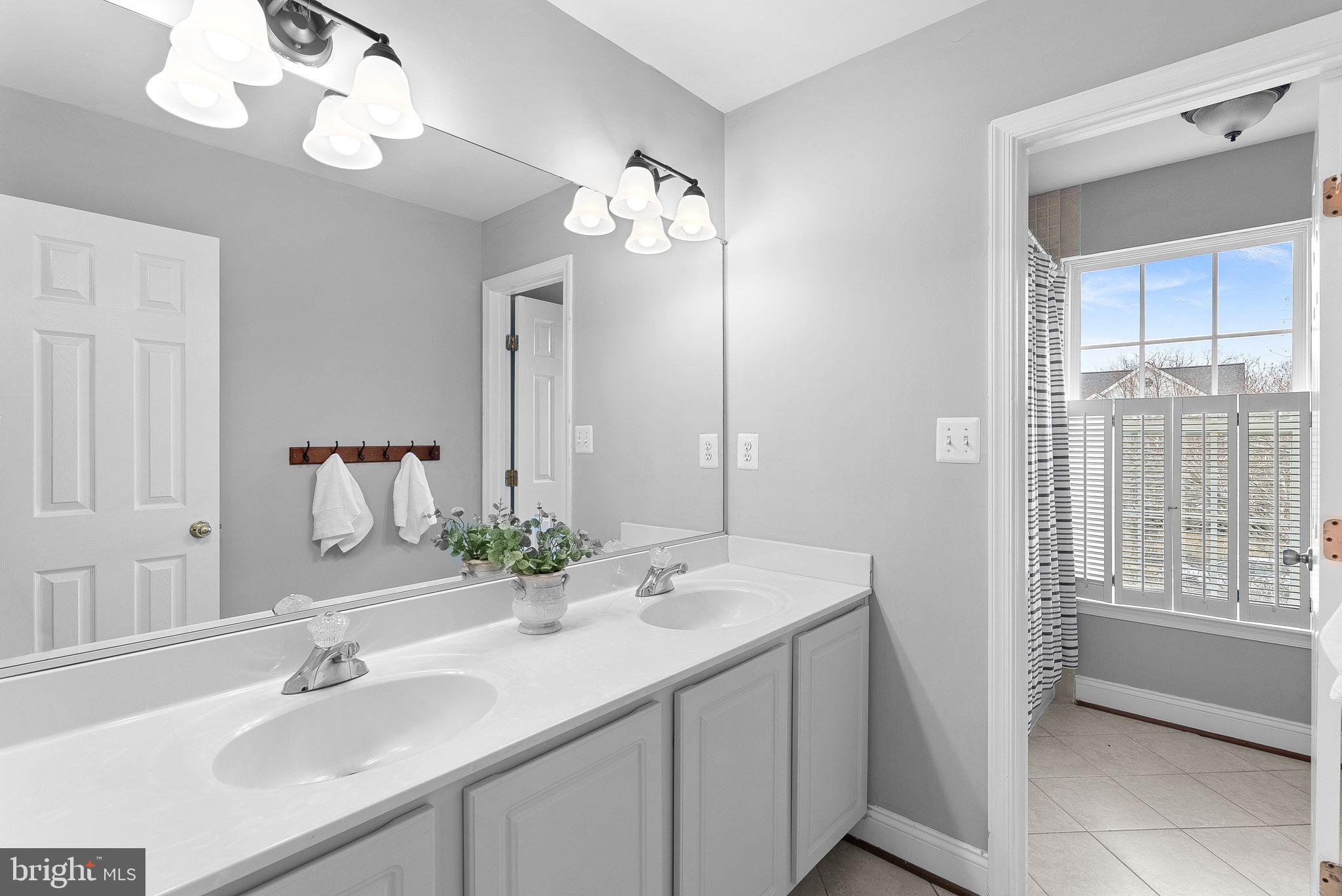 ROUND HILL - Residential