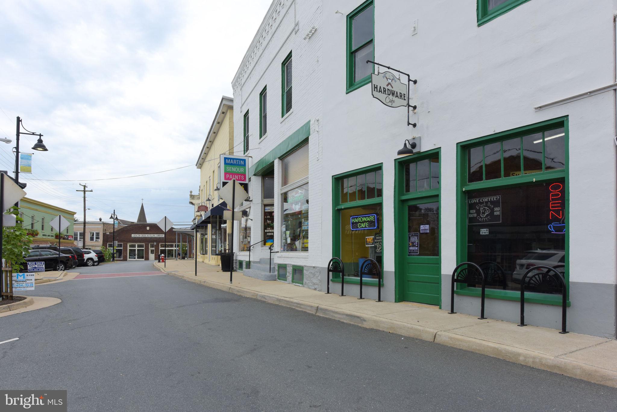 ROUND HILL - Residential