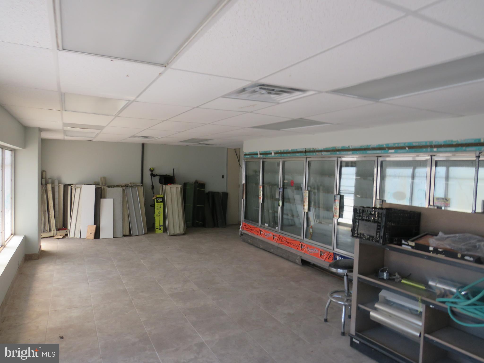 Amazing Location with proximity to Office Park Area and Residential Area . Majors highway visibility at this great this location. Do not look any further, a great franchise location for your business.. Newly renovated and upgraded refrigeration.