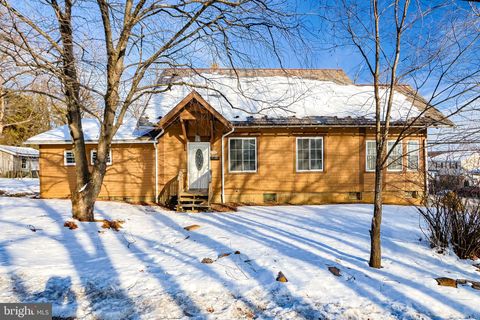 Homes For Sale - 751 W Pennsylvania Avenue<br/> PEN ARGYL, PA 18072