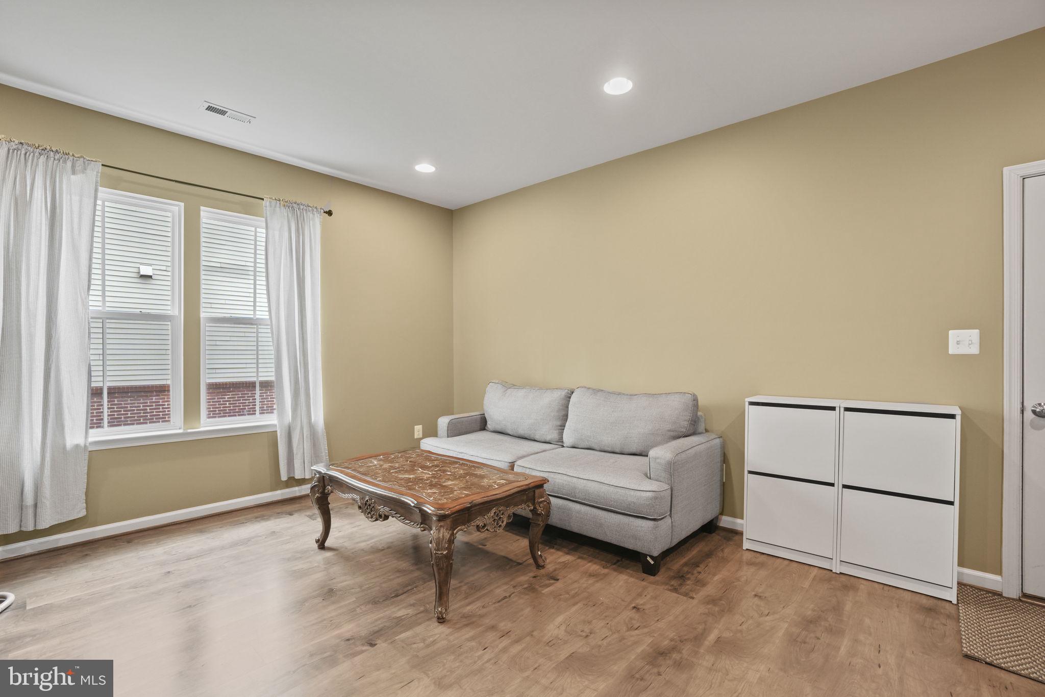 ONE LOUDOUN LANDBAY C - Residential Lease