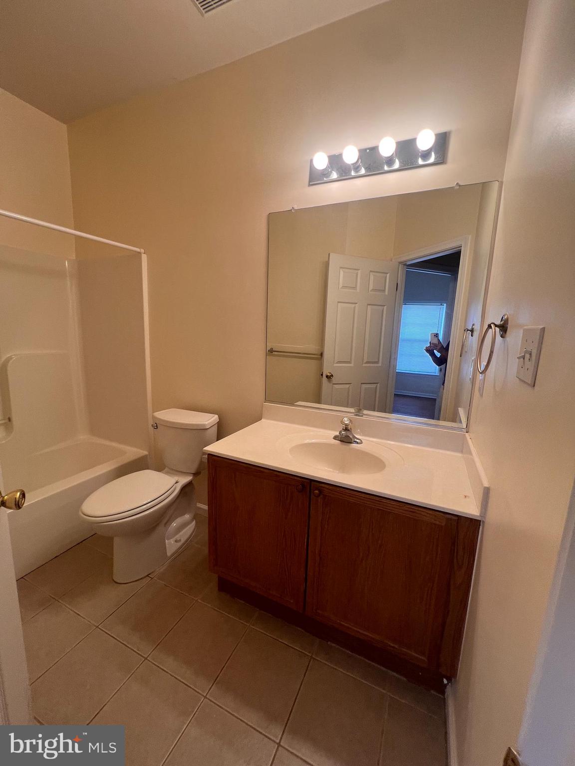 COUNTY GREEN - Residential Lease