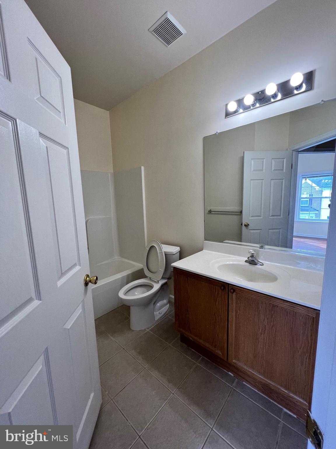 COUNTY GREEN - Residential Lease