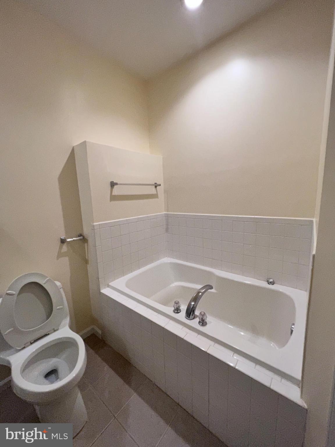 COUNTY GREEN - Residential Lease