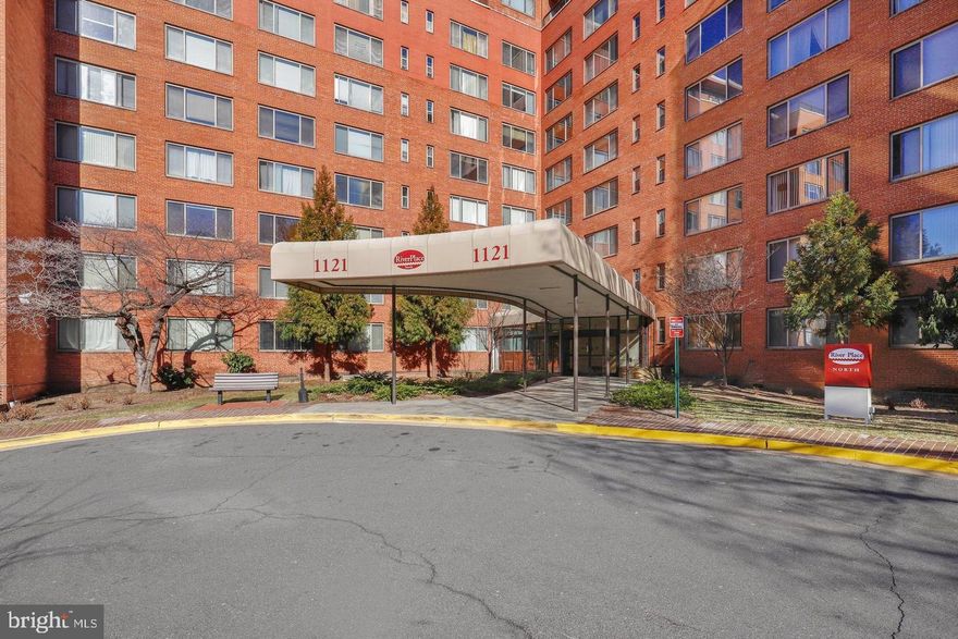 Investment opportunity nestled in the heart of Rosslyn. Only 2 blocks from the Rosslyn Metro Station. Unit will need a renovation.....pricing reflects. 
Very hot rental market at River Place considering location.