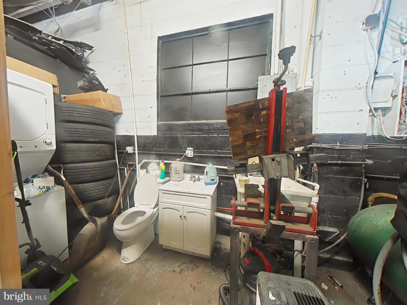 TACONY - Commercial Sale