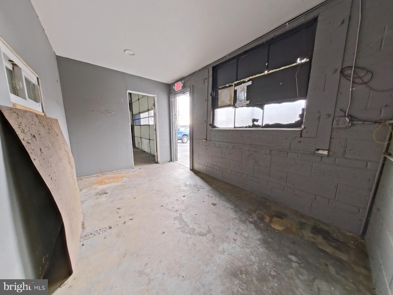 TACONY - Commercial Sale