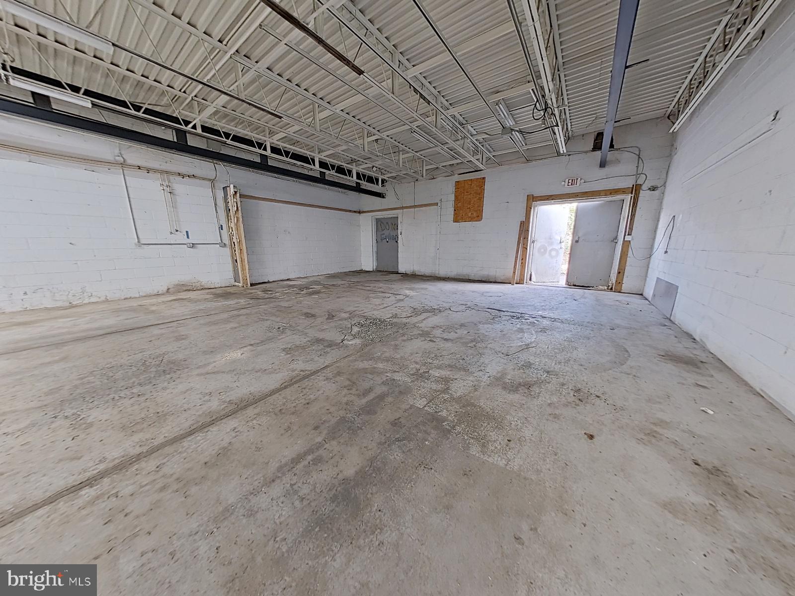 TACONY - Commercial Sale