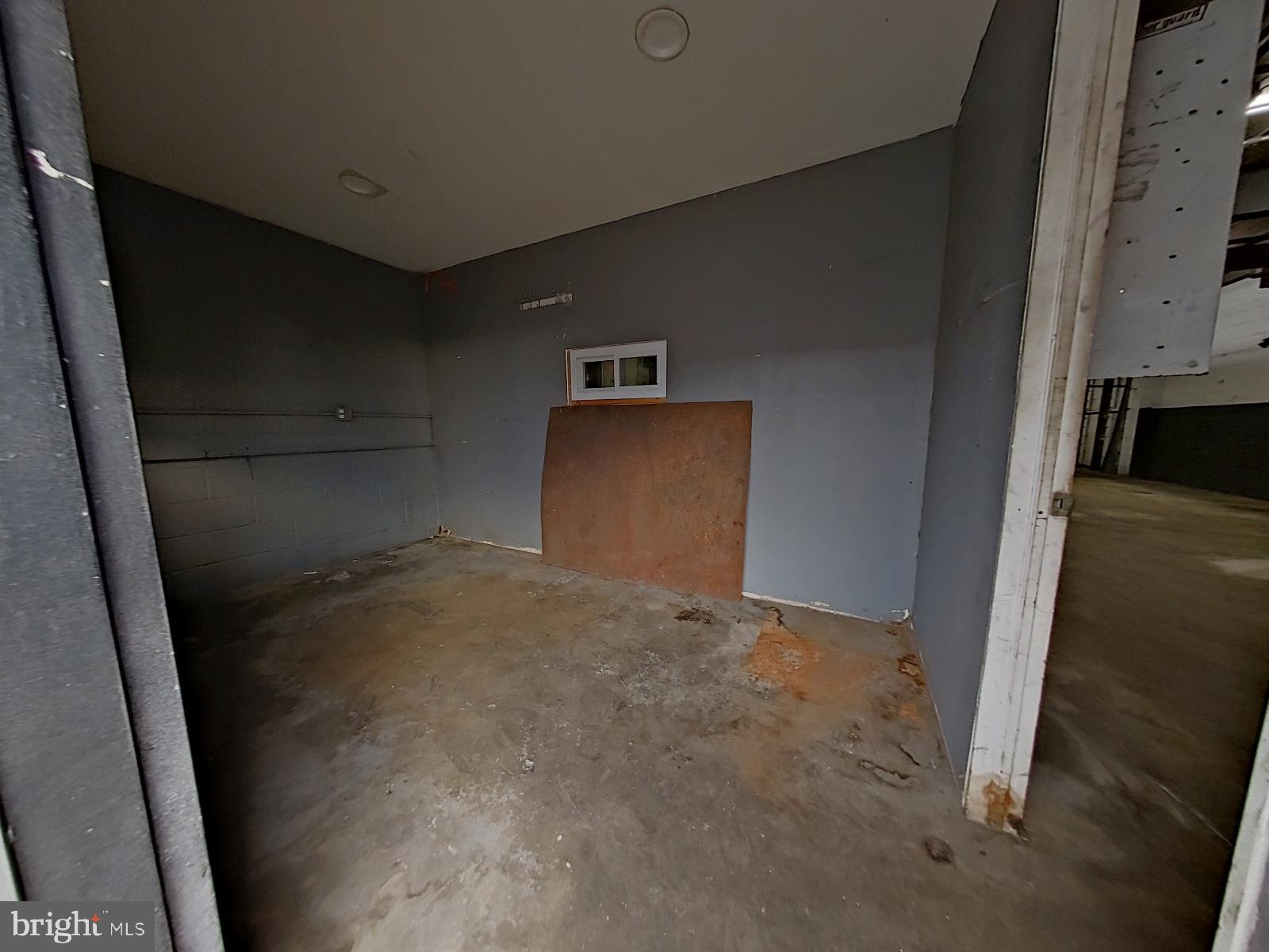 TACONY - Commercial Sale