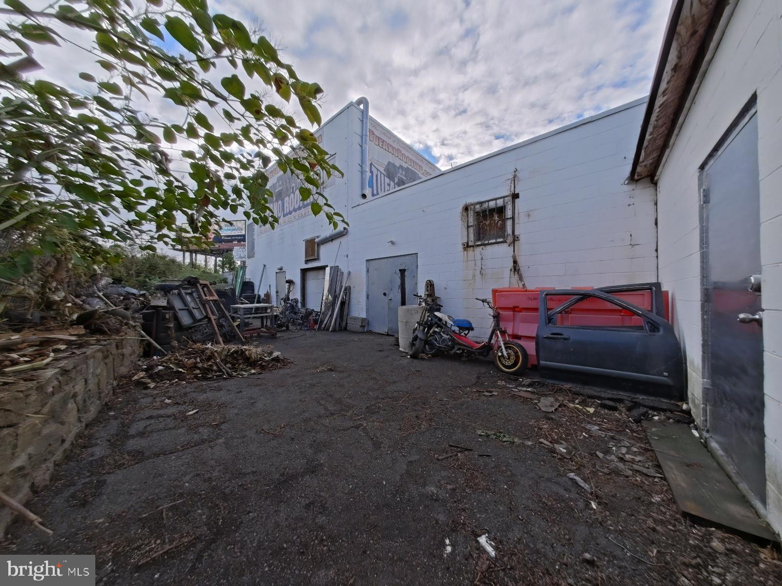 TACONY - Commercial Sale