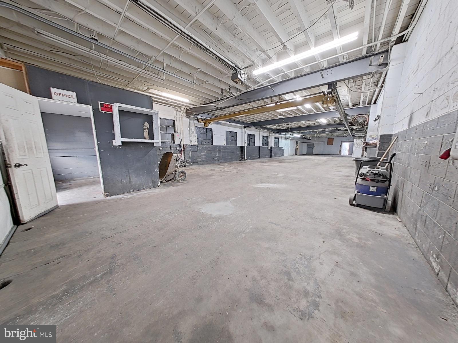 TACONY - Commercial Sale