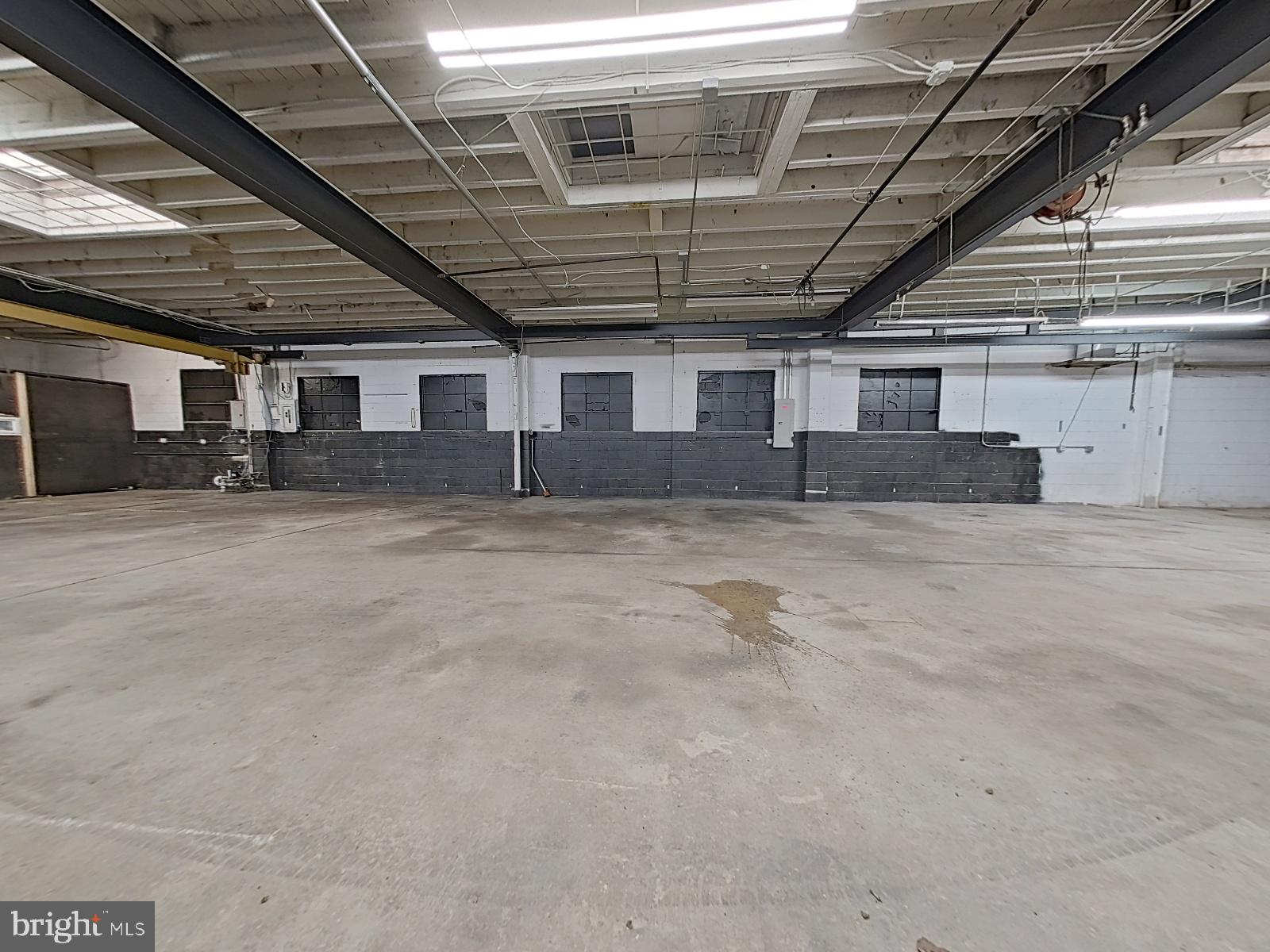 TACONY - Commercial Sale