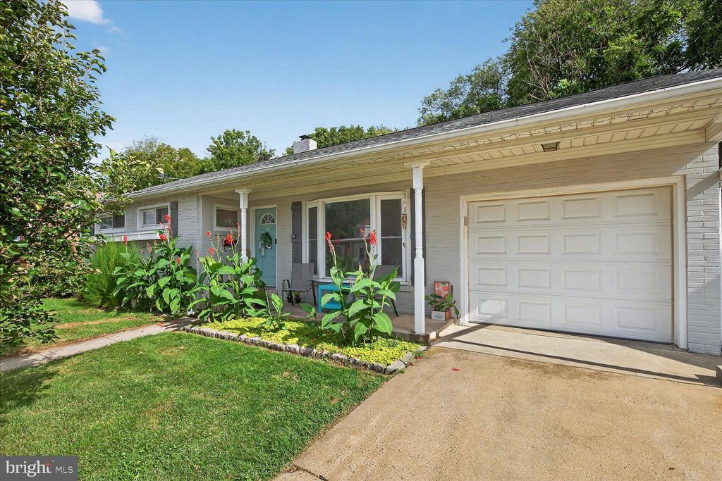 Photo of 868 Pointview Avenue, EPHRATA, PA 17522 (MLS # PALA2075762)