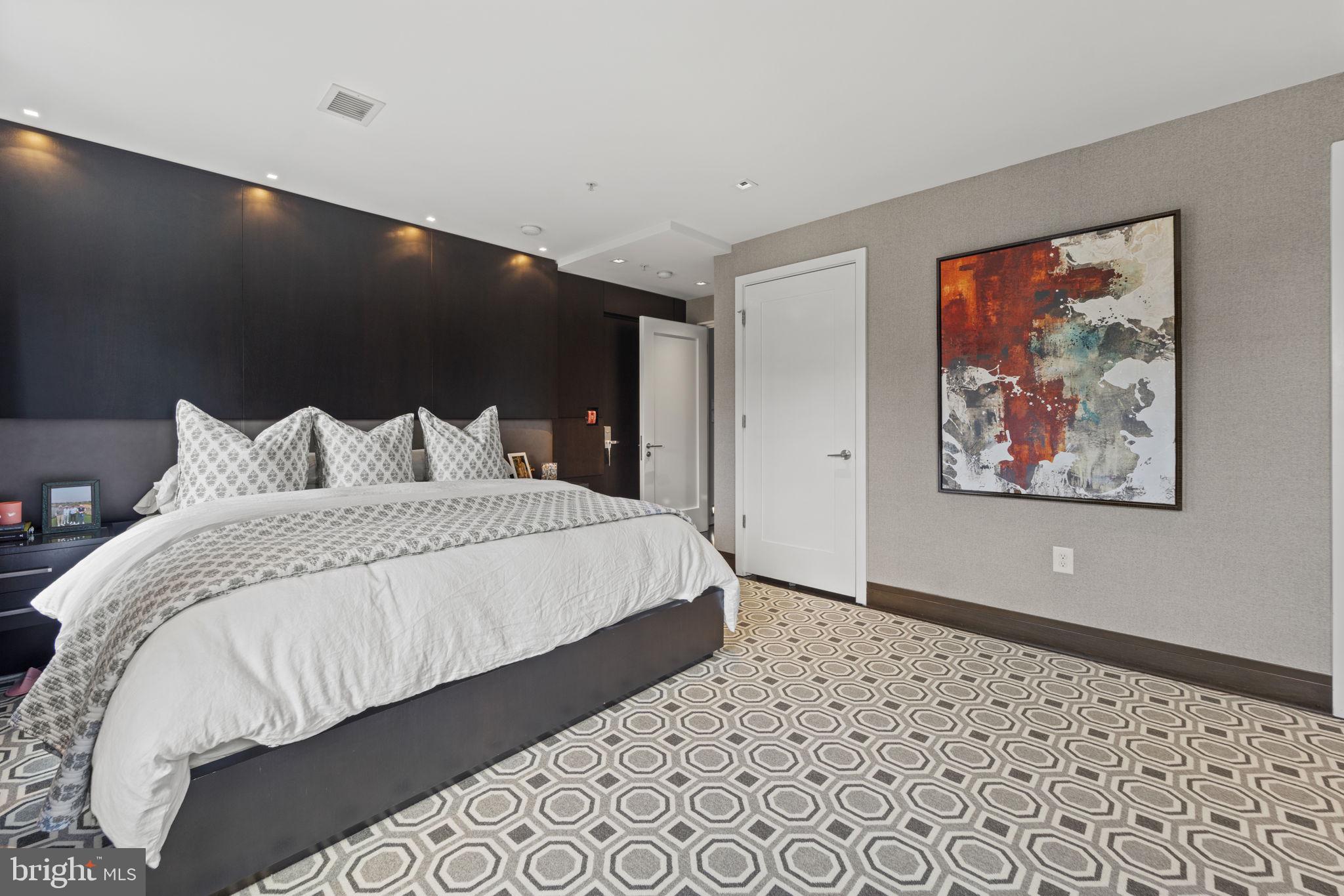 GASLIGHT SQUARE - Residential