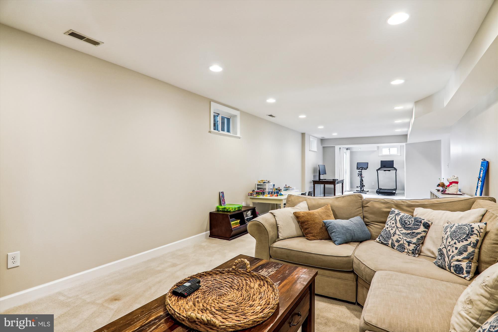 KENSINGTON HEIGHTS - Residential