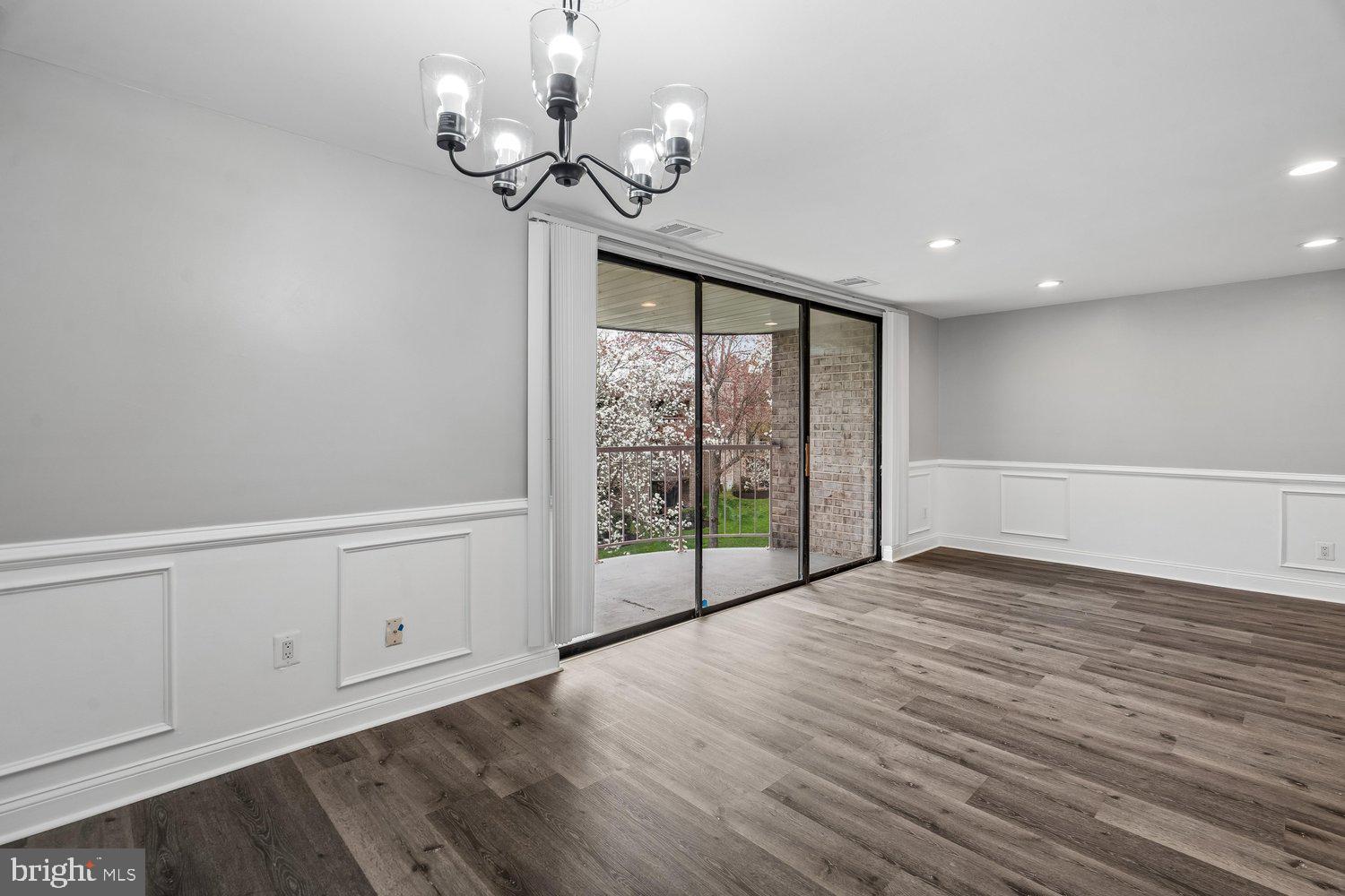 HUNTLEY SQUARE CONDOMINIUMS - Residential