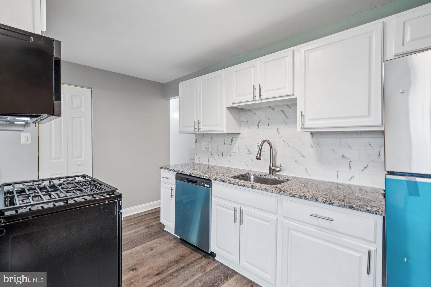 HUNTLEY SQUARE CONDOMINIUMS - Residential