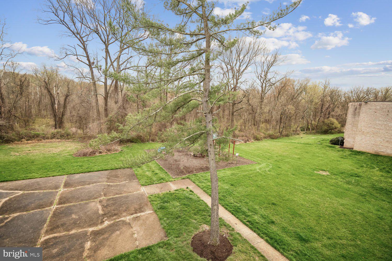 HUNTLEY SQUARE CONDOMINIUMS - Residential