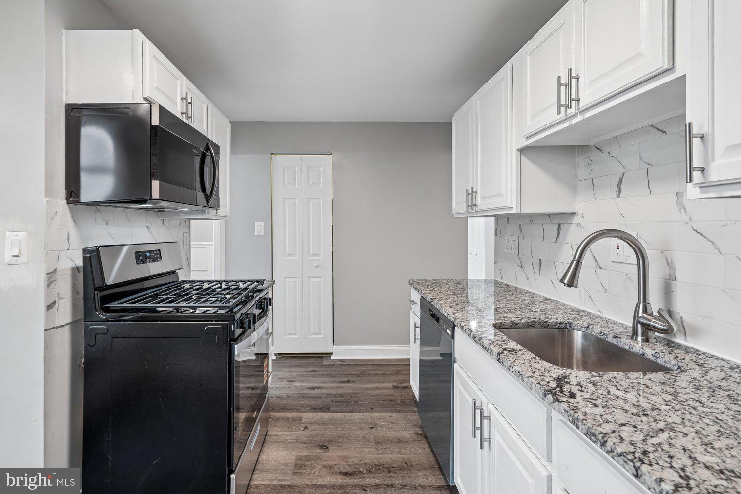 HUNTLEY SQUARE CONDOMINIUMS - Residential