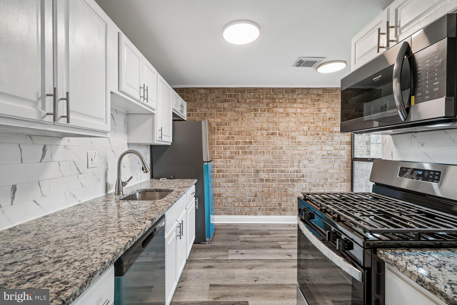 HUNTLEY SQUARE CONDOMINIUMS - Residential