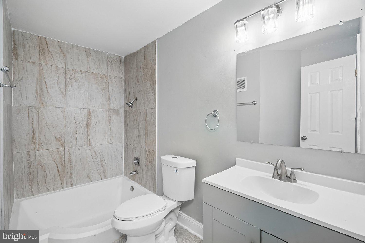 HUNTLEY SQUARE CONDOMINIUMS - Residential