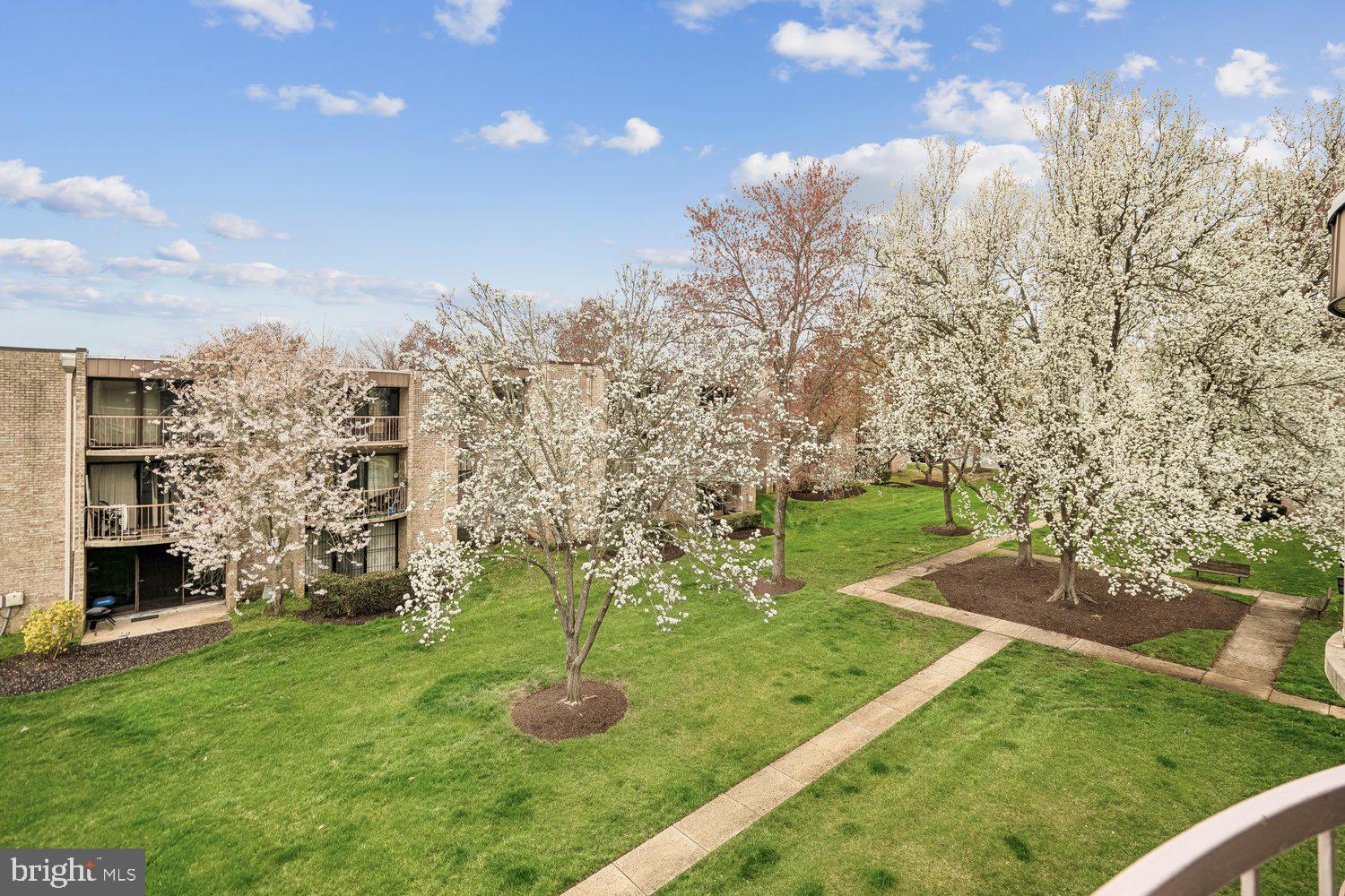 HUNTLEY SQUARE CONDOMINIUMS - Residential