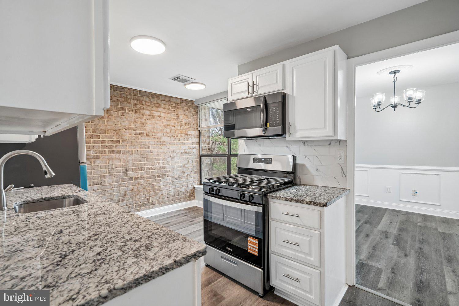 HUNTLEY SQUARE CONDOMINIUMS - Residential