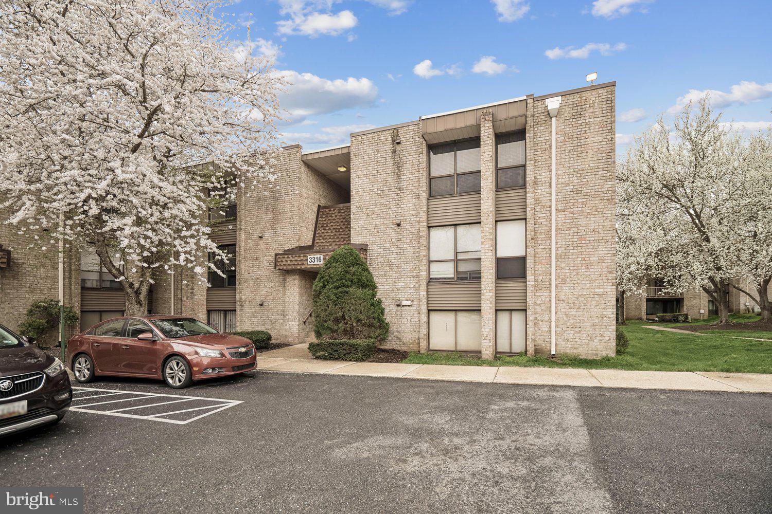 HUNTLEY SQUARE CONDOMINIUMS - Residential