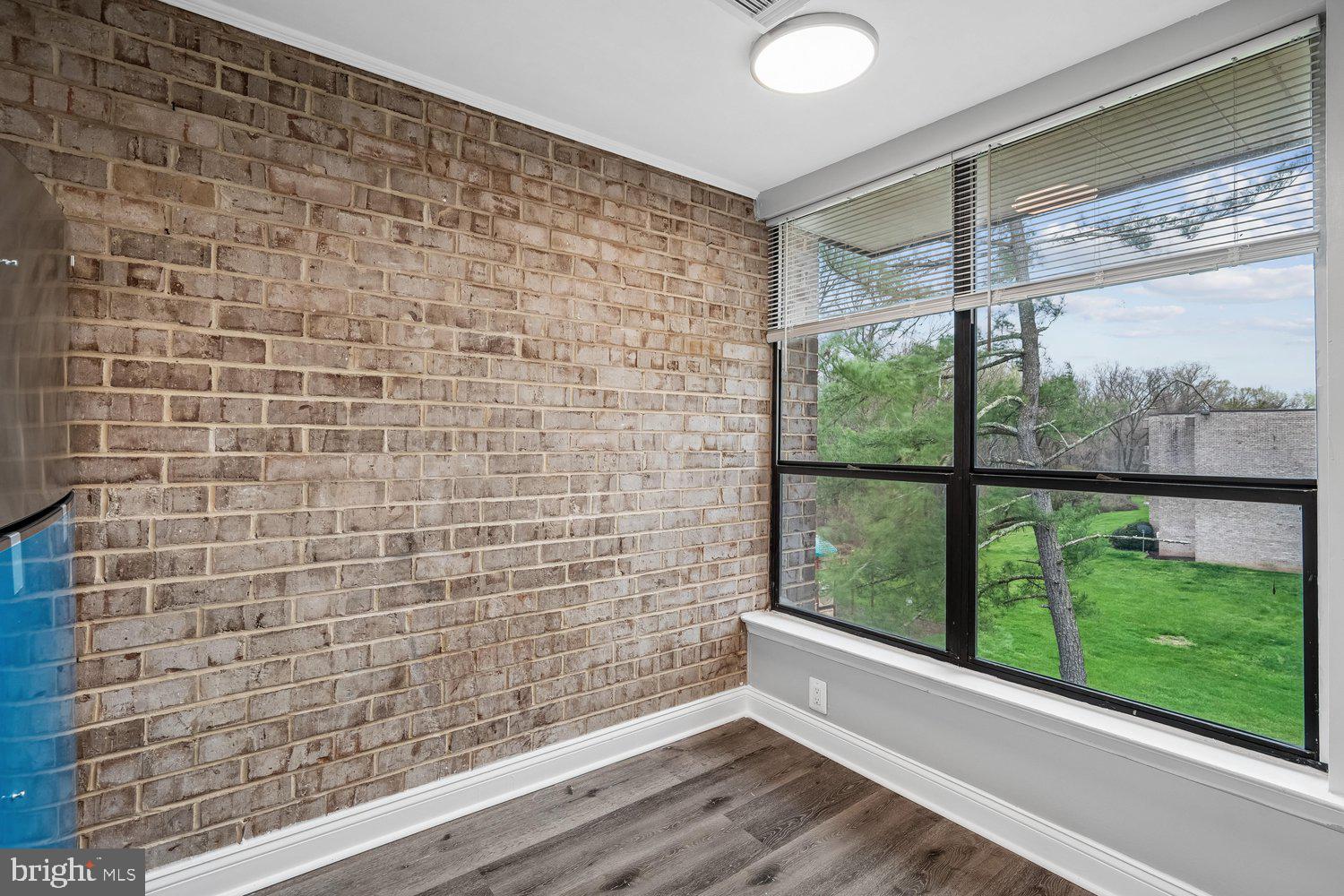 HUNTLEY SQUARE CONDOMINIUMS - Residential