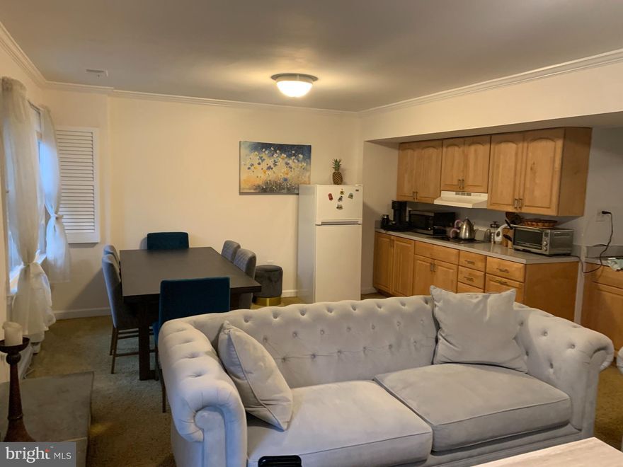 A cheerful one-bedroom apartment on the lower level of the town house, with a full bath, living and dining room combination, a kitchenette, a lovely patio, it gets full natural light and is quite spacious.
You are only 10 minutes' walk to the White Flint Metro on the Red Line. There are two trails nearby, parks, restaurants and stores within walking distance. Pike & Rose is only 15 minutes' walk too! NIH and Walter Reed Hospital are 10 minutes' drive!