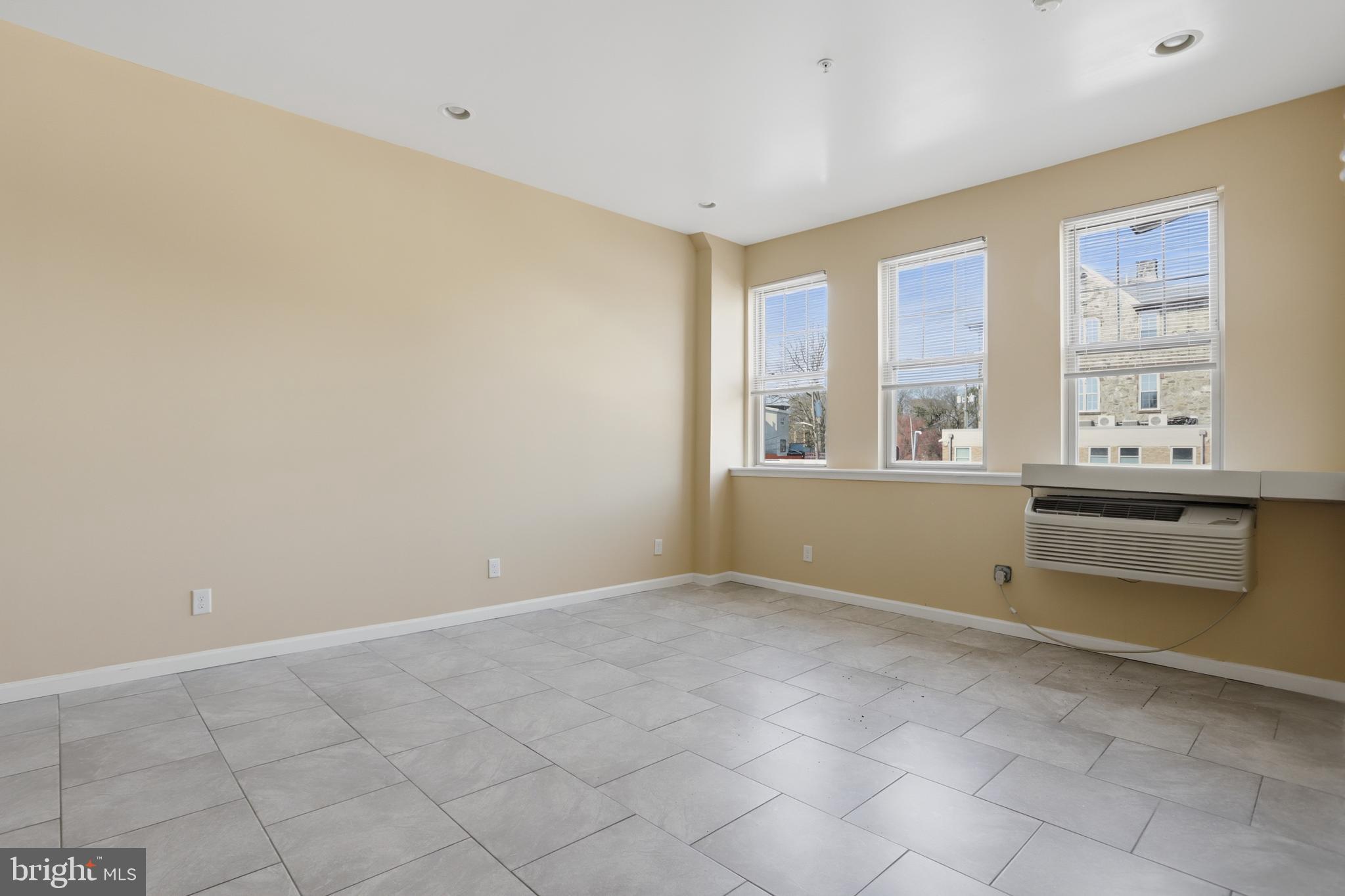 GERMANTOWN - Commercial Sale