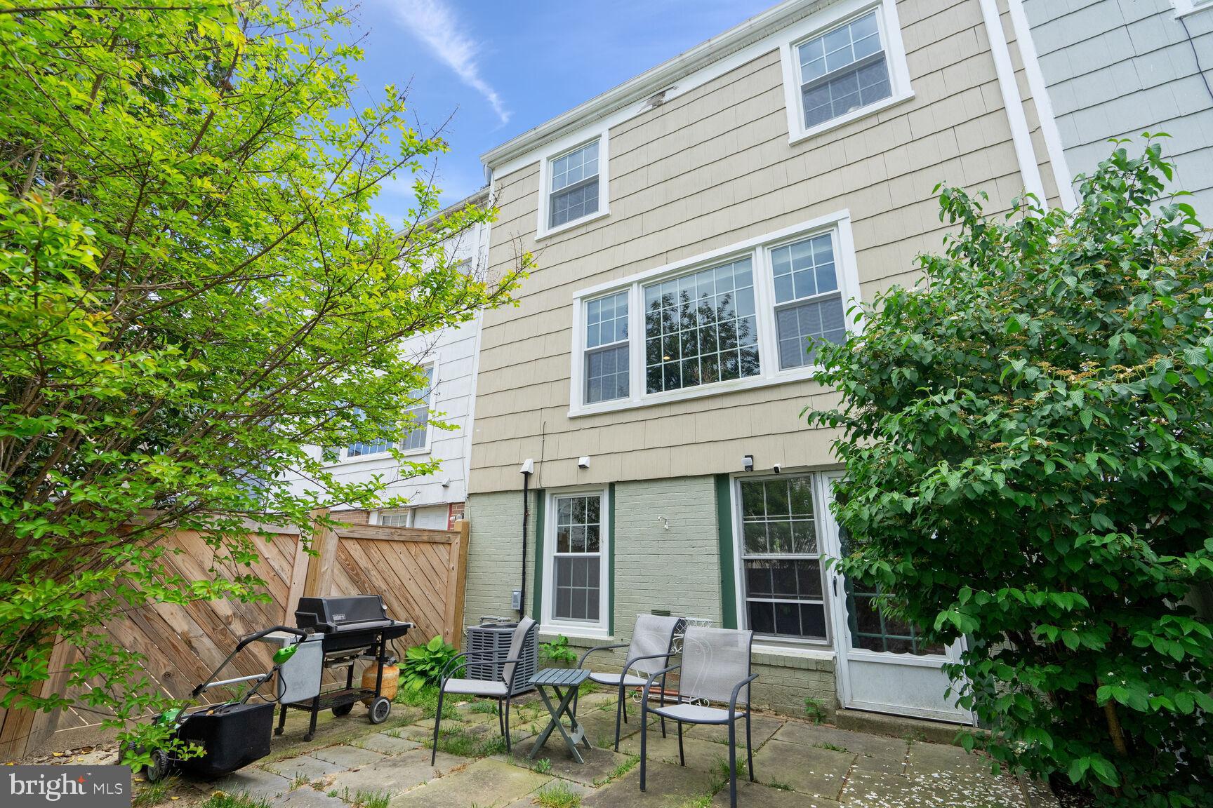 PINEWOOD LAKE - Residential