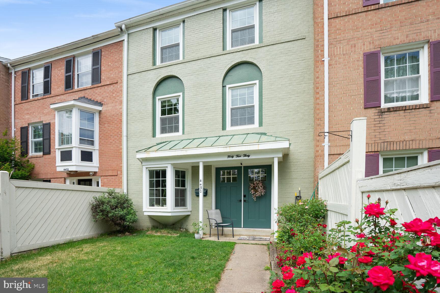 PINEWOOD LAKE - Residential