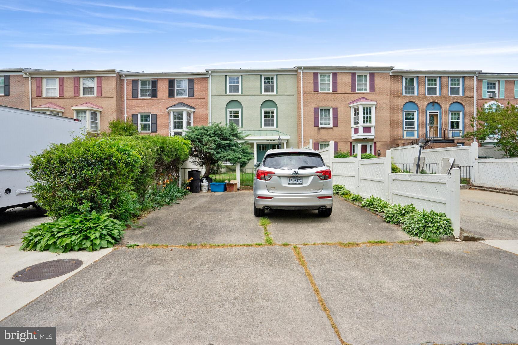 PINEWOOD LAKE - Residential