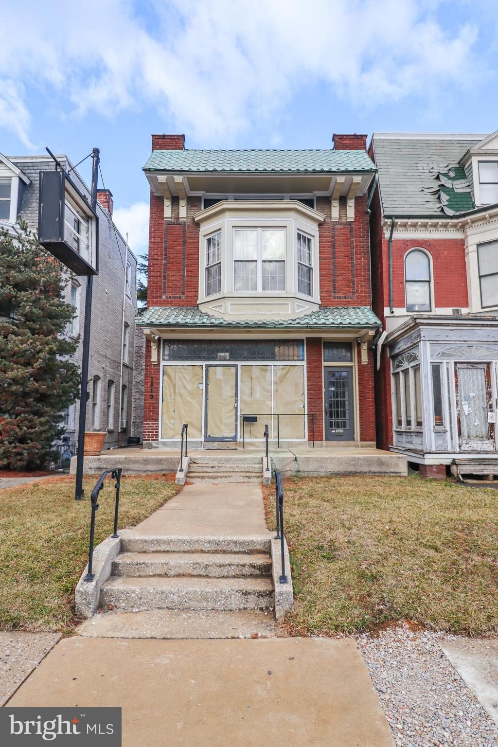 Main image without alt text