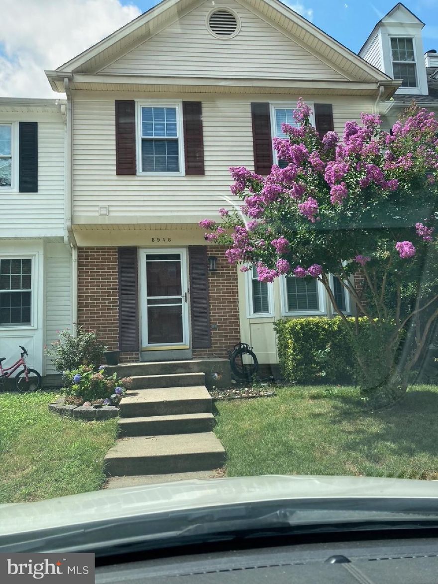 GREAT location 3 level townhouse in Washington Square. 2 full & 2 half bath. all wood floor.