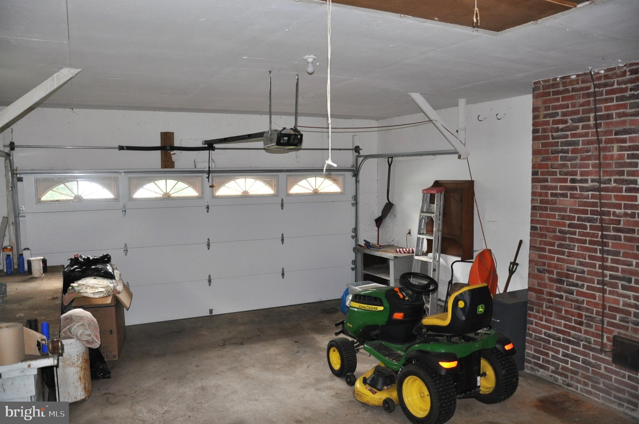 WHITE HALL - Residential