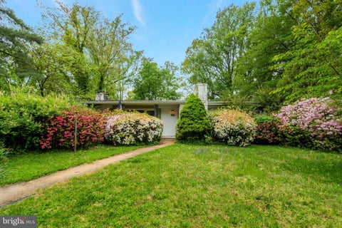 Photo of 9932 Fairoaks Road, VIENNA, VA 22181 (MLS # VAFX2318722)