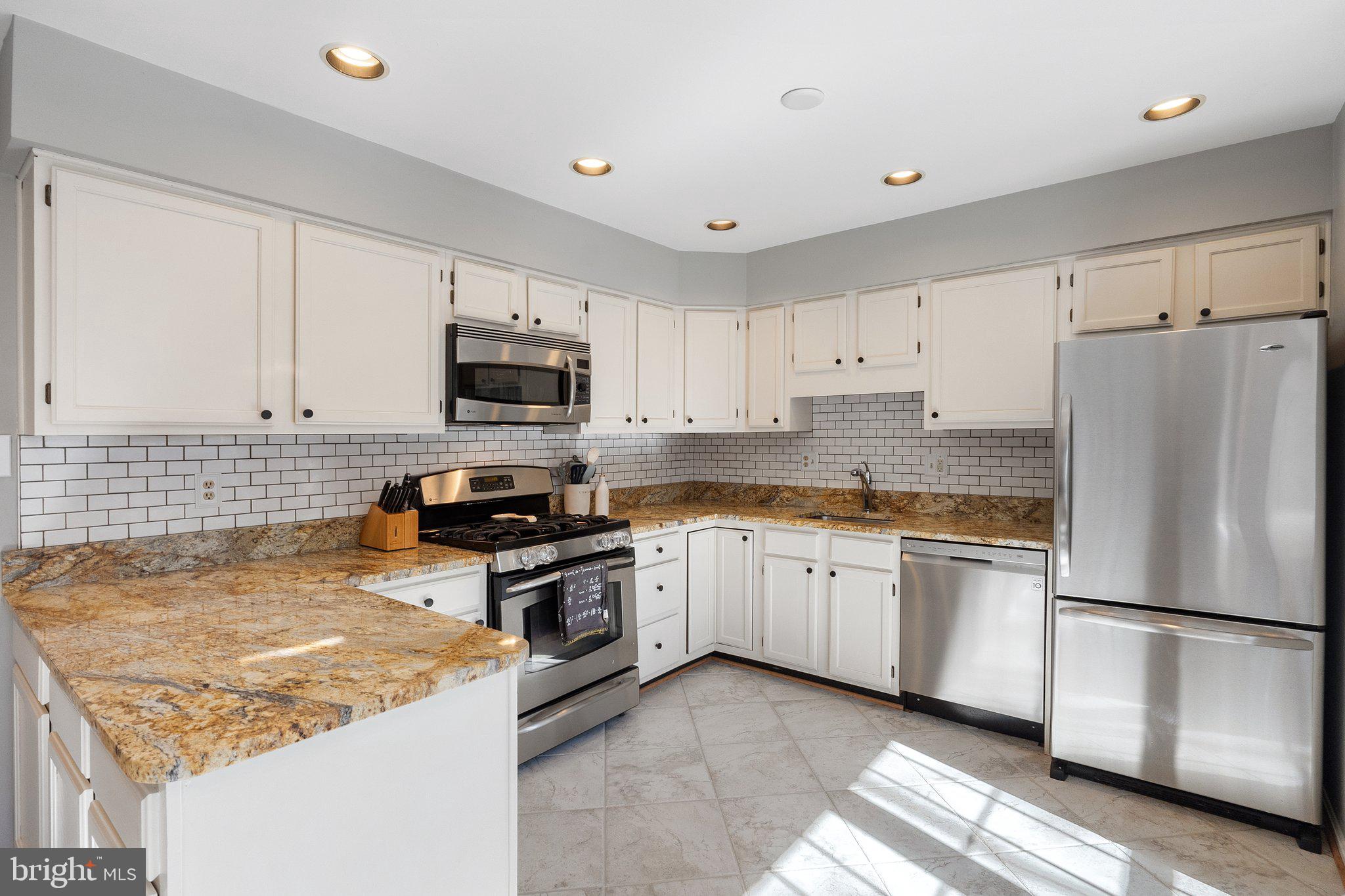 MIRROR RIDGE - Residential