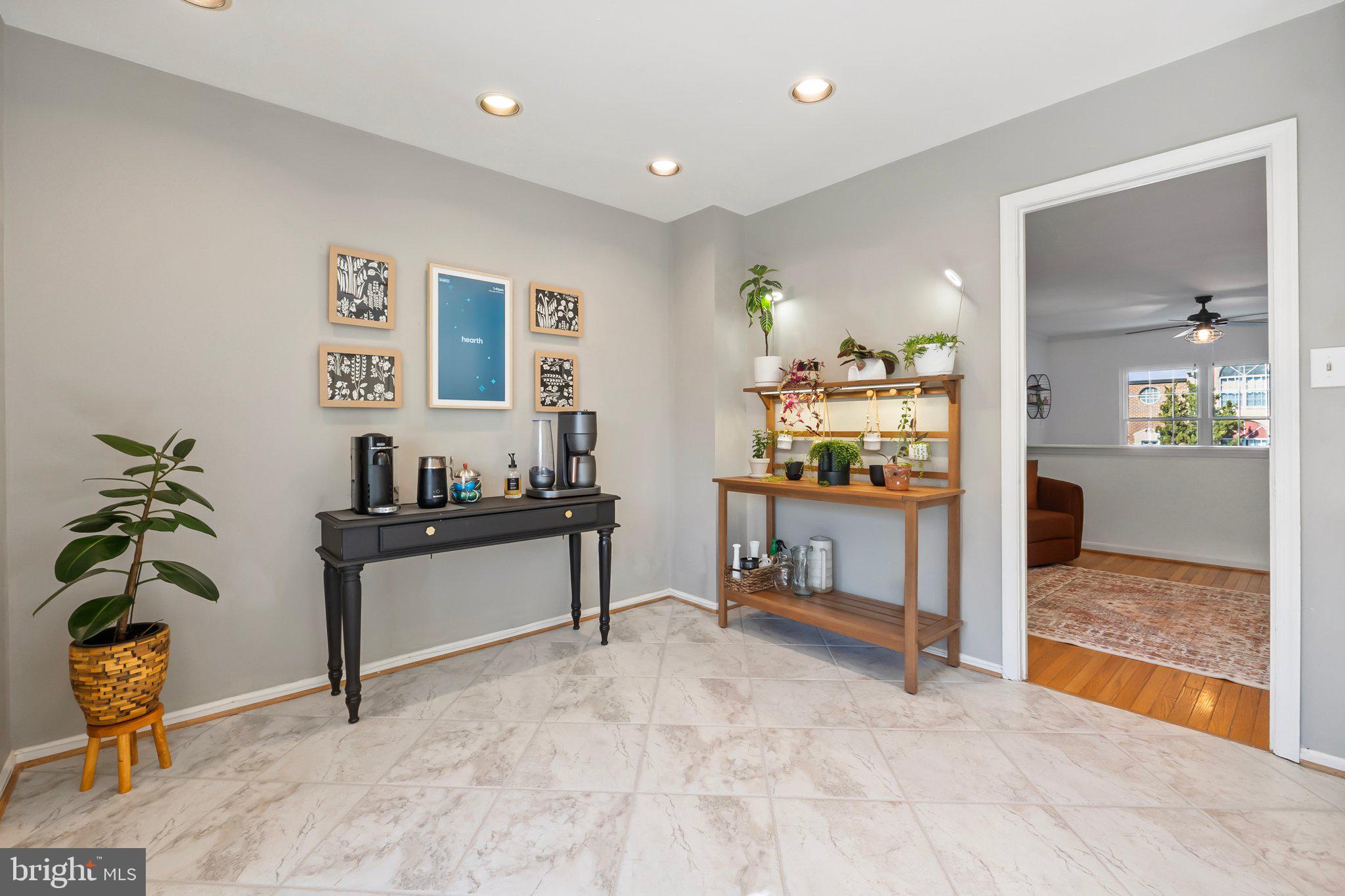 MIRROR RIDGE - Residential