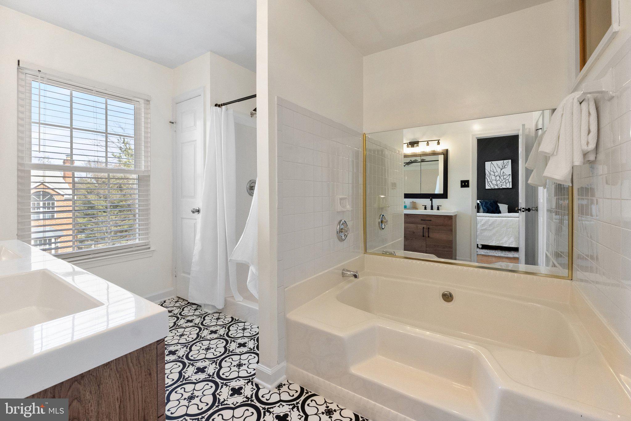 MIRROR RIDGE - Residential