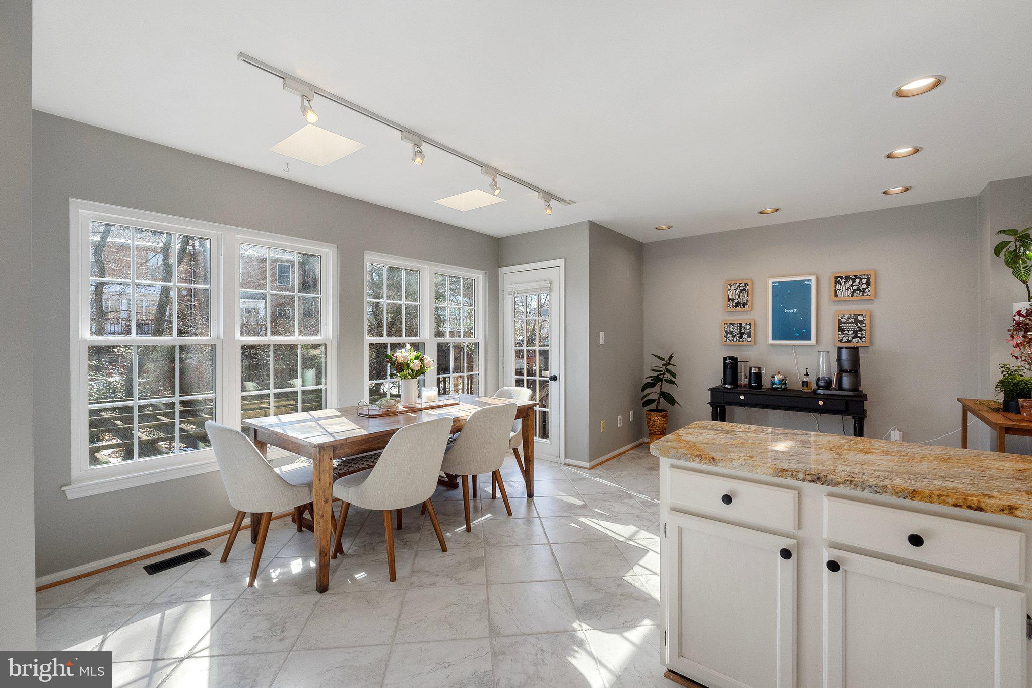 MIRROR RIDGE - Residential