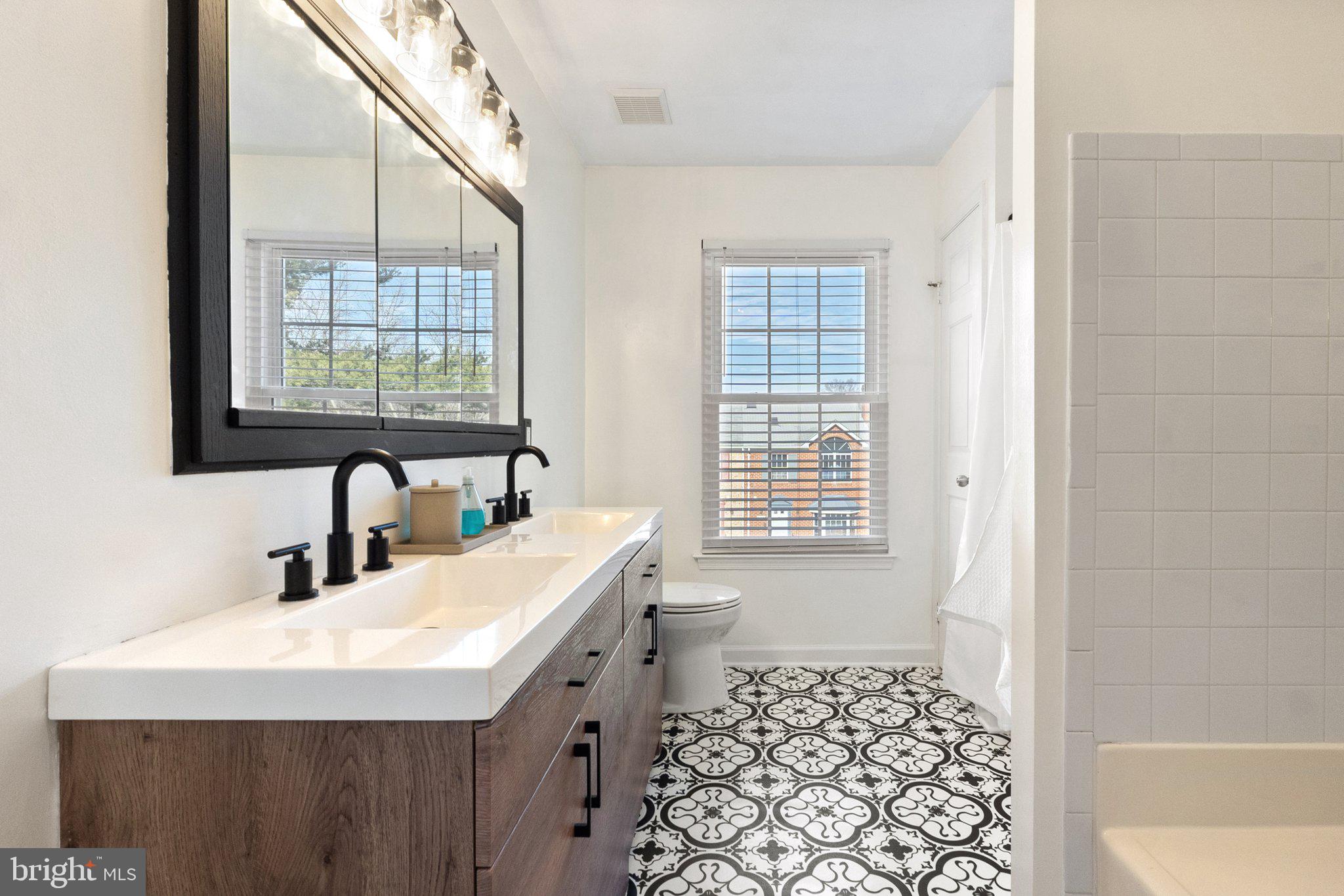 MIRROR RIDGE - Residential