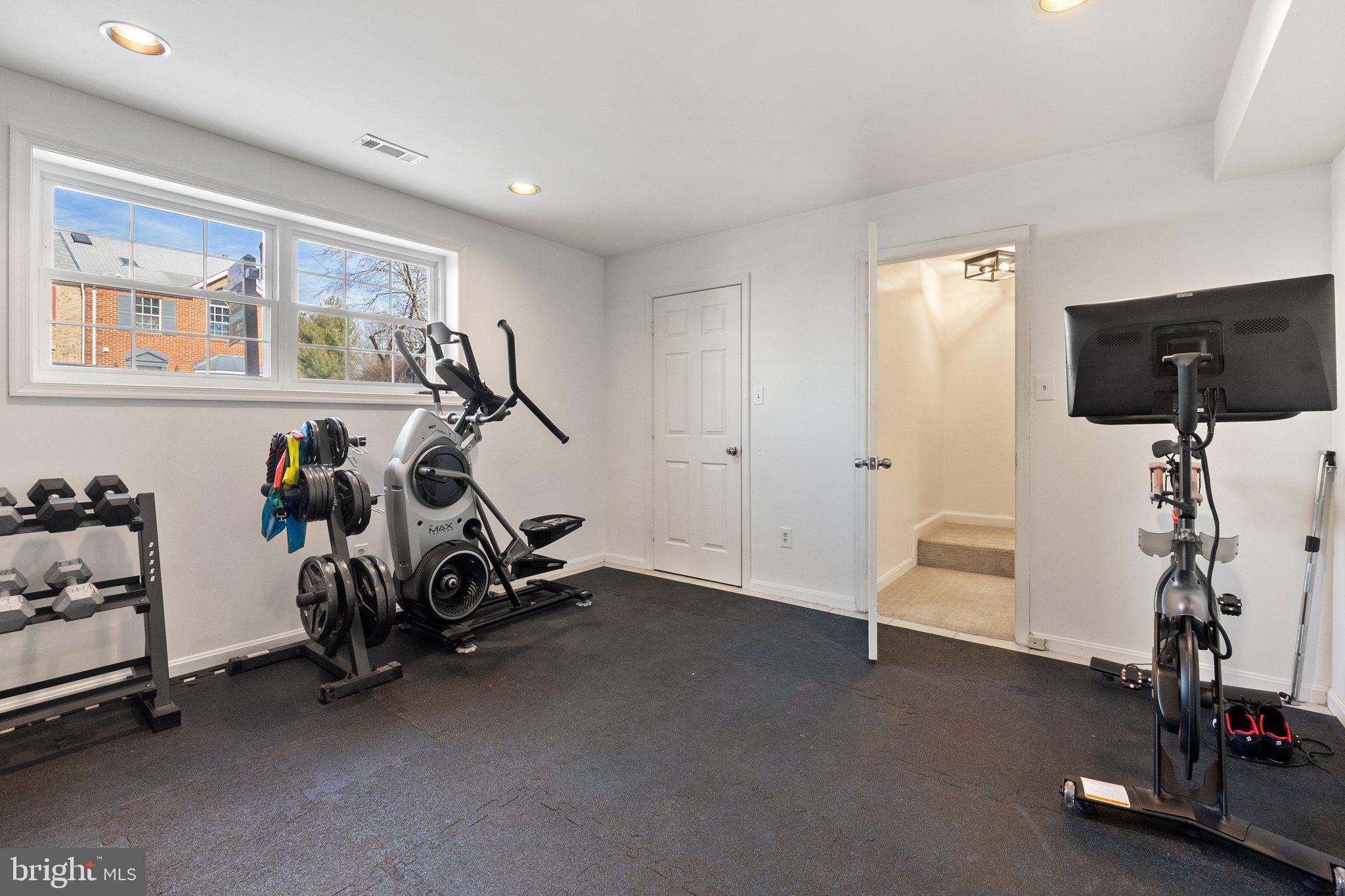 MIRROR RIDGE - Residential