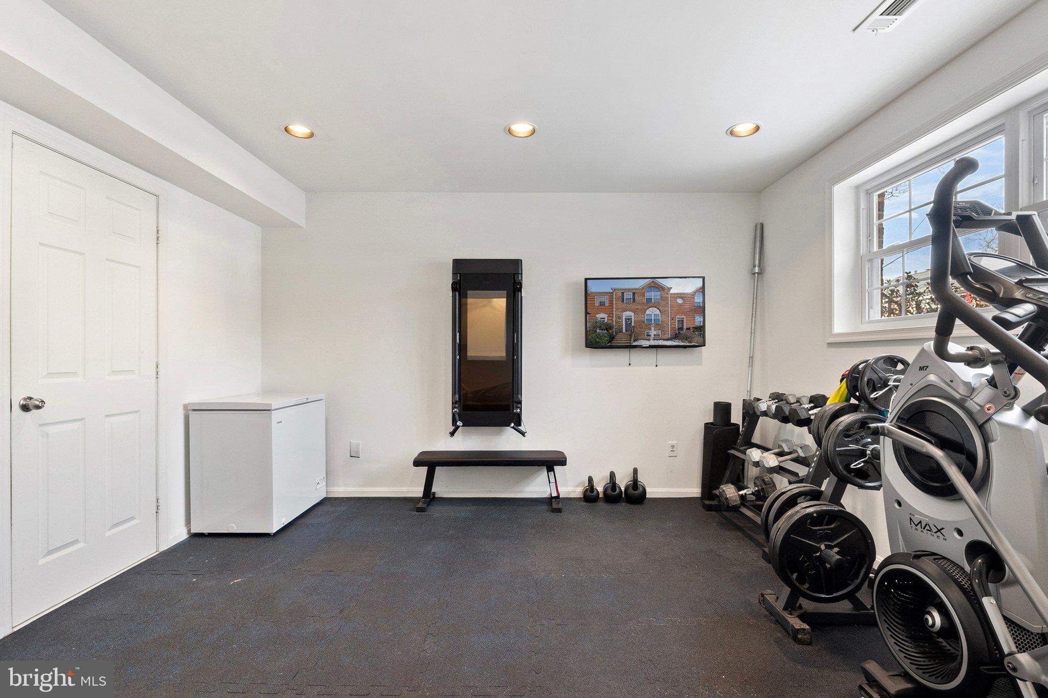 MIRROR RIDGE - Residential